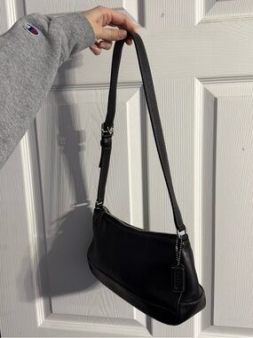 Coach Vintage 90s Hampton Demi Black Leather Shoulder Baguette
Bag 7587